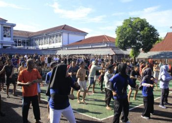 Suasana berbeda tampak di halaman Lapas Kelas IIA Parepare, Sabtu (23/8/25). Sejak pagi, warga binaan bersama petugas terlihat bersemangat mengikuti gerakan senam yang dipandu instruktur. Tawa dan keceriaan menyatu dengan irama musik, menciptakan suasana penuh energi dan kekompakan.