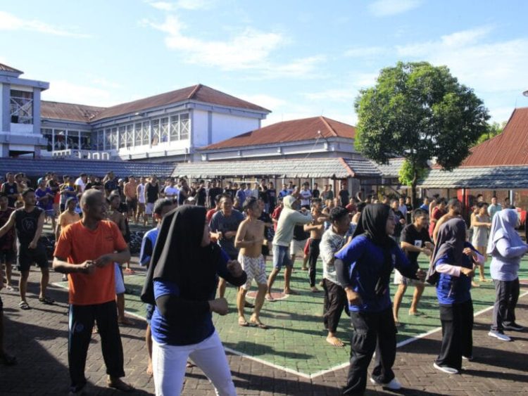 Suasana berbeda tampak di halaman Lapas Kelas IIA Parepare, Sabtu (23/8/25). Sejak pagi, warga binaan bersama petugas terlihat bersemangat mengikuti gerakan senam yang dipandu instruktur. Tawa dan keceriaan menyatu dengan irama musik, menciptakan suasana penuh energi dan kekompakan.
