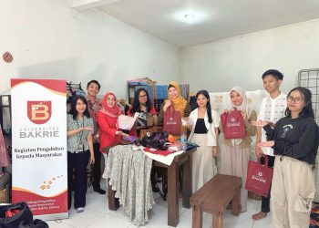 Universitas Bakrie melaksanakan kegiatan Pengabdian kepada Masyarakat (PkM) di UMKM Galleries Abata, sebuah usaha kerajinan batik milik Indri, berlokasi di Jl. Raya Bogor KM.19 No.1, Kramat Jati, Jakarta Timur, pada Jumat (22/8/25) yang dimulai pada pukul 09.00 WIB.