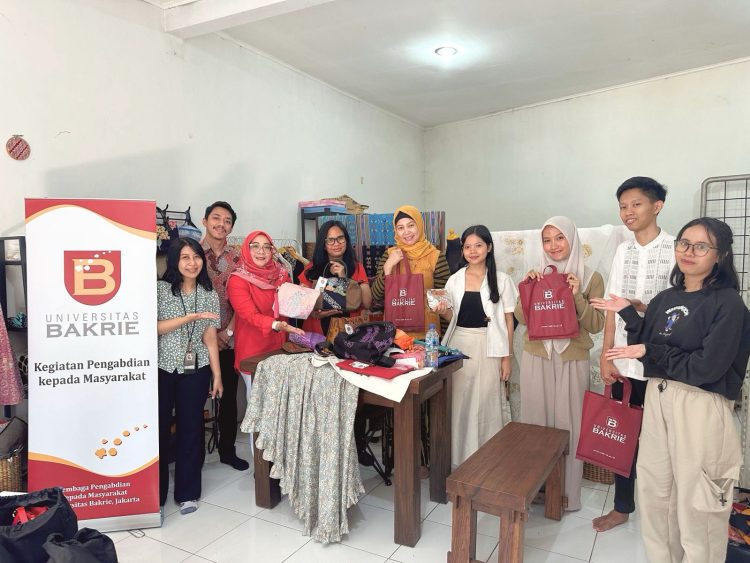 Universitas Bakrie melaksanakan kegiatan Pengabdian kepada Masyarakat (PkM) di UMKM Galleries Abata, sebuah usaha kerajinan batik milik Indri, berlokasi di Jl. Raya Bogor KM.19 No.1, Kramat Jati, Jakarta Timur, pada Jumat (22/8/25) yang dimulai pada pukul 09.00 WIB.