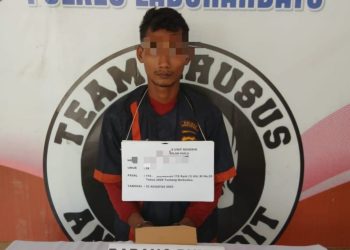 Tersangka yang diamankan adalah KA alias Tandus (28), seorang wiraswasta warga Dusun Gapuk, Desa Tebing Tinggi, Kecamatan Pangkatan, Kabupaten Labuhanbatu. Dari tangan tersangka, petugas menyita barang bukti berupa satu unit handphone merk Vivo Y21 warna biru, satu unit sepeda motor Honda Supra X, dua plastik klip transparan ukuran sedang diduga berisi sabu, satu plastik klip ukuran besar, serta 40 plastik klip ukuran kecil.