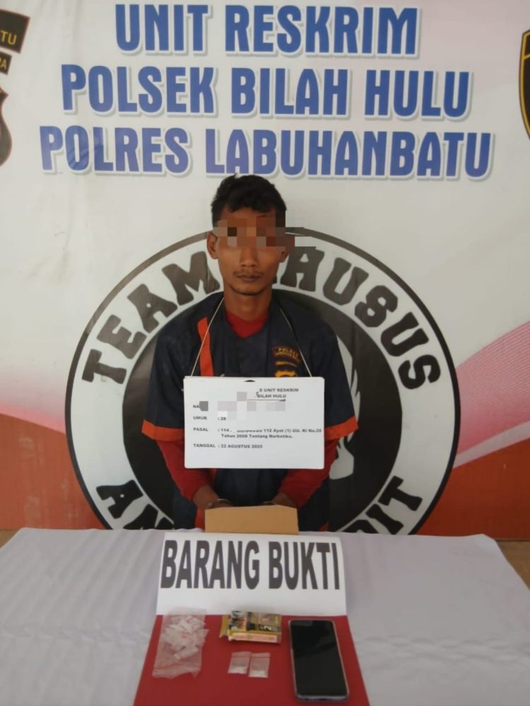 Tersangka yang diamankan adalah KA alias Tandus (28), seorang wiraswasta warga Dusun Gapuk, Desa Tebing Tinggi, Kecamatan Pangkatan, Kabupaten Labuhanbatu. Dari tangan tersangka, petugas menyita barang bukti berupa satu unit handphone merk Vivo Y21 warna biru, satu unit sepeda motor Honda Supra X, dua plastik klip transparan ukuran sedang diduga berisi sabu, satu plastik klip ukuran besar, serta 40 plastik klip ukuran kecil.