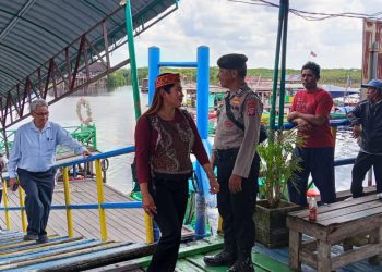 Personel Polsek Sabangau Polresta Palangka Raya melaksanakan pengamanan kegiatan Seminar International Day of The World’s Indigenous yang digelar di objek wisata Susur Sungai Air Hitam, Kelurahan Kereng Bangkirai, Kecamatan Sabangau, Sabtu (23/8/2025).