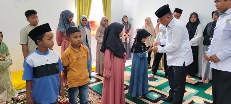 Santunan diserahkan secara simbolis oleh Kepala Kemenag Nagan Raya Dr H. Salman Al Farisi, SAg MPd, penyerahan santunan kepada anak yatim sebagai wujud nyata kepedulian Kemenag terhadap umat.
