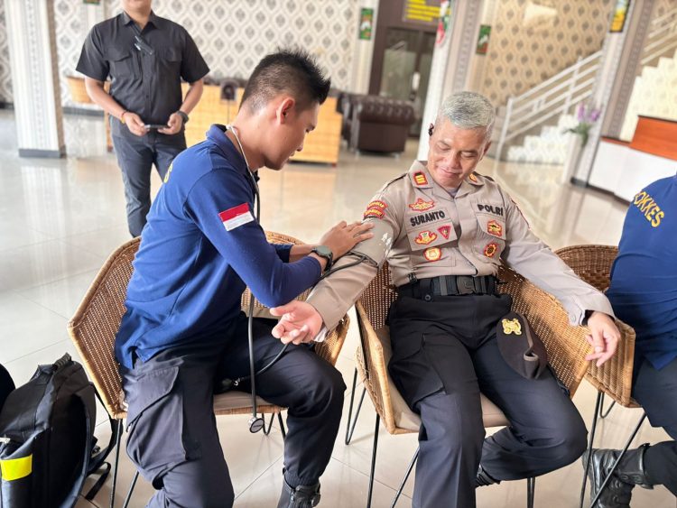 Seksi Kedokteran dan Kesehatan (Sidokkes) Polresta Palangka Raya melaksanakan pemeriksaan kesehatan rutin bagi seluruh personel, Selasa (26/8/2025).
