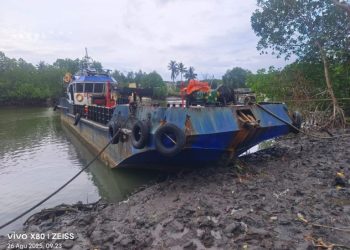 kapal pemuat BBM non-subsidi milik PT. Cemerlang Makmur Abadi yang bersandar di Sungai Babana, Selasa (26/8/2025).