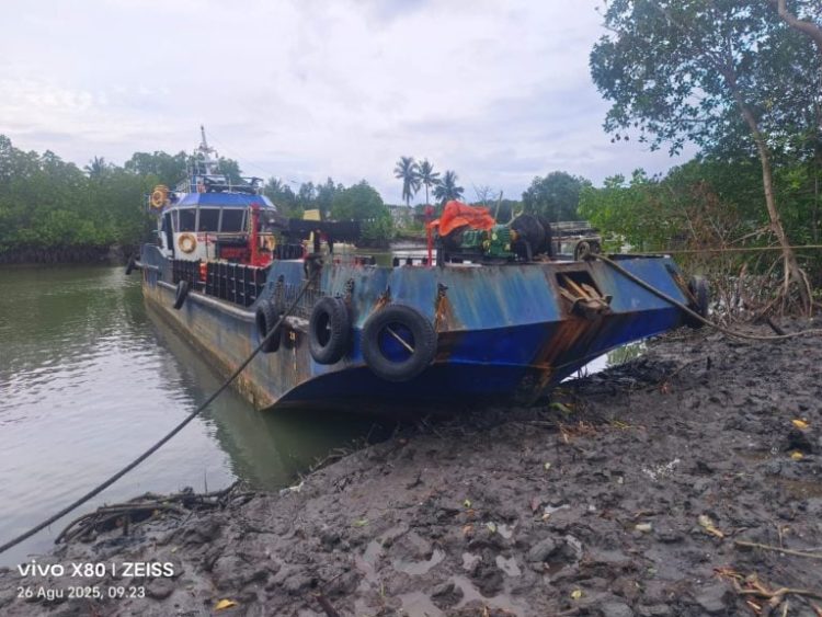 kapal pemuat BBM non-subsidi milik PT. Cemerlang Makmur Abadi yang bersandar di Sungai Babana, Selasa (26/8/2025).