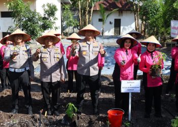 Kapolda Kalimantan Tengah Irjen Pol Iwan Kurniawan, S.I.K., M.Si. bersama Ketua Bhayangkari Kalteng Ny. Maya Iwan Kurniawan, melaksanakan kegiatan panen sayuran di lahan Pekarangan Pangan Lestari (P2L), Mapolda setempat, Selasa (26/8/2025).