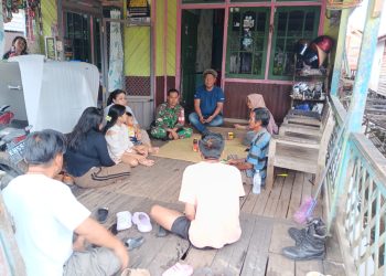 Babinsa Koramil 1016-01/Pahandut Kodim 1016/Plk, Serka Kasan Nudin melaksanakan kegiatan Komunikasi Sosial (Komsos) bersama warga di wilayah binaanya di Kelurahan Palangka Kecamatan Jekan Raya kota Palangka Raya, Rabu (27/08/2025).