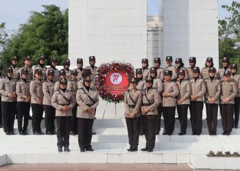 Dalam rangka memperingati Hari Jadi Polisi Wanita (Polwan) ke-77, jajaran Polwan Polresta Palangka Raya menggelar kegiatan ziarah dan tabur bunga di Taman Makam Pahlawan (TMP) Sanaman Lampang, Kamis (28/8/2025).