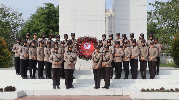 Dalam rangka memperingati Hari Jadi Polisi Wanita (Polwan) ke-77, jajaran Polwan Polresta Palangka Raya menggelar kegiatan ziarah dan tabur bunga di Taman Makam Pahlawan (TMP) Sanaman Lampang, Kamis (28/8/2025).