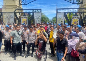 Kapolda Aceh saat hadir langsung menemui mahasiswa.