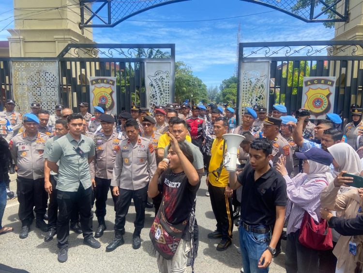 Kapolda Aceh saat hadir langsung menemui mahasiswa.