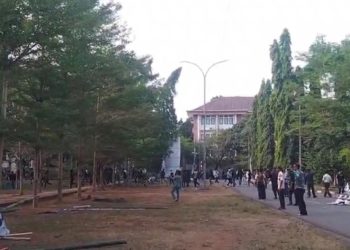 Bentrokan antar mahasiswa kembali pecah di lingkungan Universitas Islam Negeri (UIN) Alauddin Makassar, Kampus Samata, Kabupaten Gowa, Jumat (29/8/2025).