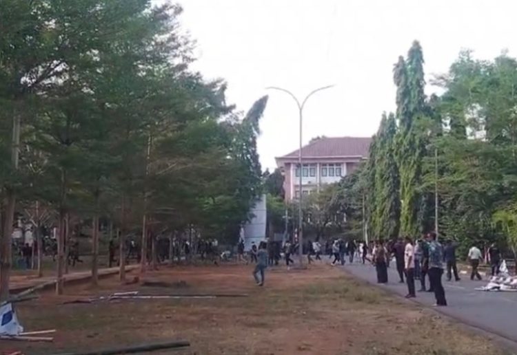 Bentrokan antar mahasiswa kembali pecah di lingkungan Universitas Islam Negeri (UIN) Alauddin Makassar, Kampus Samata, Kabupaten Gowa, Jumat (29/8/2025).