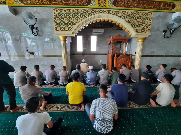 Personel Polres Samosir melaksanakan Shalat Gaib untuk almarhum Affan Kurniawan, seorang driver ojek online yang meninggal dunia akibat tertabrak kendaraan taktis Brimob saat aksi unjuk rasa. Shalat Gaib digelar di Masjid Al-Hasanah, Pangururan, pada Sabtu (30/8/2025) pukul 13.30 WIB.