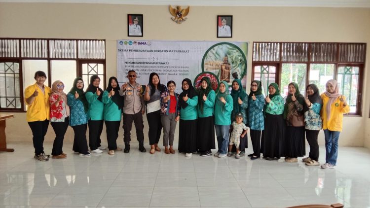 Seperti yang dilakukan oleh Bhabinkamtibmas Kelurahan Menteng, Aipda S. Piliang, yang melaksanakan monitoring kegiatan pemberdayaan masyarakat dengan teknologi ramah lingkungan untuk pencegahan DBD.