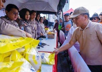 Kapolda Kalimantan Tengah, Irjen Pol Iwan Kurniawan, bersama Gubernur Kalteng, H. Agustiar Sabran, meninjau pelaksanaan Gerakan Pangan Murah (GPM) di kawasan Car Free Day (CFD) Bundaran Besar Talawang, Kota Palangka Raya, Minggu (10/8/25) pagi.