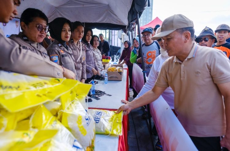Kapolda Kalimantan Tengah, Irjen Pol Iwan Kurniawan, bersama Gubernur Kalteng, H. Agustiar Sabran, meninjau pelaksanaan Gerakan Pangan Murah (GPM) di kawasan Car Free Day (CFD) Bundaran Besar Talawang, Kota Palangka Raya, Minggu (10/8/25) pagi.