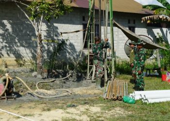 Personel Satgas TMMD Imbangan ke-125 TA 2025 Kodim 1016/Palangka Raya melaksanakan kegiatan lanjutan pembuatan sumur bor ke 2, TNI Manunggal Air Bersih (TMAB), Senin (04/08/25).
