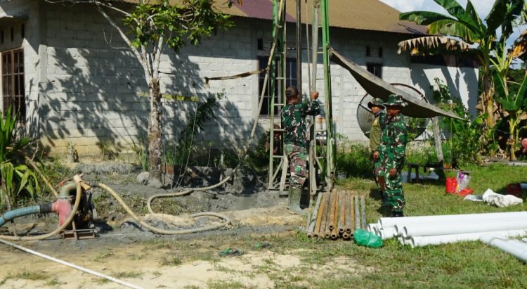 Personel Satgas TMMD Imbangan ke-125 TA 2025 Kodim 1016/Palangka Raya melaksanakan kegiatan lanjutan pembuatan sumur bor ke 2, TNI Manunggal Air Bersih (TMAB), Senin (04/08/25).