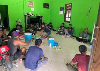 Di Desa Karya Bakti, Kecamatan Rungan Momen makan siang bersama menjadi wujud nyata dari kebersamaan dan kekompakan Tim Satuan TNI Manunggal Membangun Desa (TMMD) Imbangan ke-125 Kodim 1016/Palangka Raya, Rabu (06/08/2025).