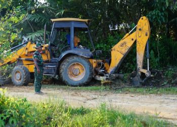 Satgas TMMD Imbangan ke-125 Kodim 1016/Palangka Raya terus maksimalkan perbaikan jalan sebagai program sasaran fisik, berlokasi di Desa Karya Bakti, Kecamatan Rungan, Kabupaten Gunung Mas. Kamis (07/08/25).