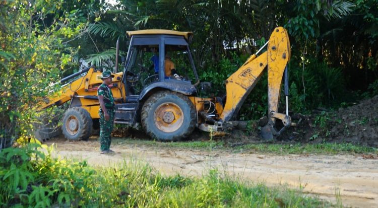 Satgas TMMD Imbangan ke-125 Kodim 1016/Palangka Raya terus maksimalkan perbaikan jalan sebagai program sasaran fisik, berlokasi di Desa Karya Bakti, Kecamatan Rungan, Kabupaten Gunung Mas. Kamis (07/08/25).