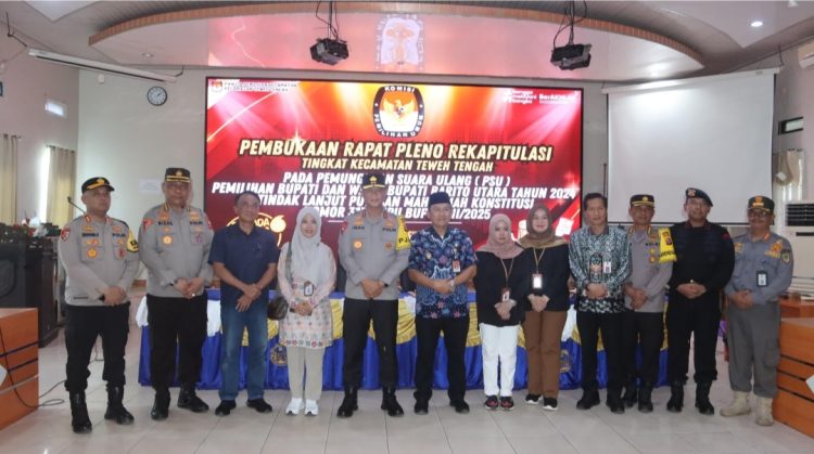 Kapolda Kalteng usai meninjau pelaksanaan rapat sidang pleno, di Kantor Kec. Tewah Baru dan Kantor Bappeda Kec. Teweh Tengah, Kab. Barut, Kamis (7/8/2025).
