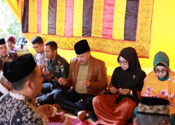 Bupati Nagan Raya, Provinsi Aceh, Dr. Teuku Raja Keumangan, S.H., M.H., yang juga Raja Beutong ke-IX serta Ketua Raja-Raja Aceh, memimpin langsung prosesi Peusijuek Nanggroe Beutong Banggalang, Kamis (7/8/2025), di kompleks Pemakaman Teuku Beutong Banggalang, Gampong Babah Suak, Kecamatan Beutong Ateuh Banggalang.