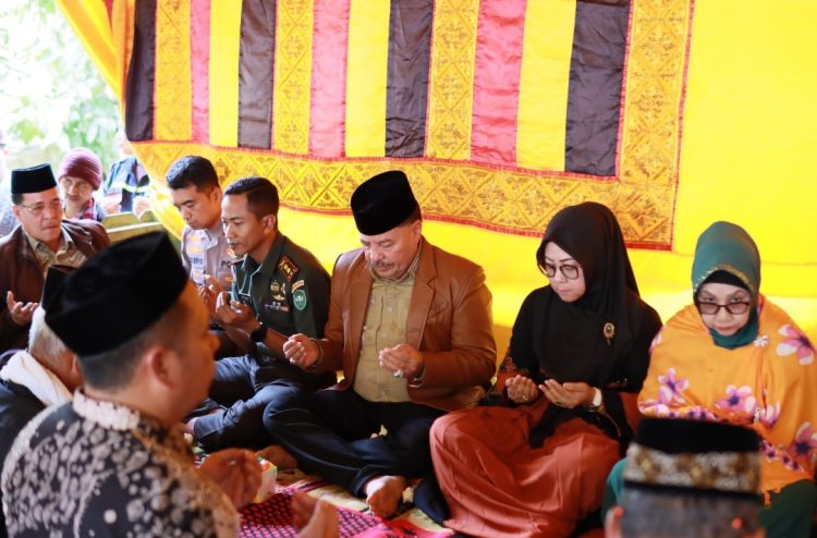 Bupati Nagan Raya, Provinsi Aceh, Dr. Teuku Raja Keumangan, S.H., M.H., yang juga Raja Beutong ke-IX serta Ketua Raja-Raja Aceh, memimpin langsung prosesi Peusijuek Nanggroe Beutong Banggalang, Kamis (7/8/2025), di kompleks Pemakaman Teuku Beutong Banggalang, Gampong Babah Suak, Kecamatan Beutong Ateuh Banggalang.