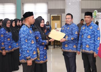 Wali Kota Sabang Zulkifli H. Adam secara resmi menyerahkan Surat Keputusan (SK) kepada 240 Pegawai Pemerintah dengan Perjanjian Kerja (PPPK) tahap I Formasi Tahun 2024. Penyerahan SK dilakukan secara simbolis di Aula Pulau Weh, Kantor Wali Kota Sabang, Jum'at (8/8/25) siang.