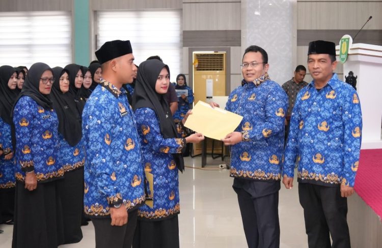 Wali Kota Sabang Zulkifli H. Adam secara resmi menyerahkan Surat Keputusan (SK) kepada 240 Pegawai Pemerintah dengan Perjanjian Kerja (PPPK) tahap I Formasi Tahun 2024. Penyerahan SK dilakukan secara simbolis di Aula Pulau Weh, Kantor Wali Kota Sabang, Jum'at (8/8/25) siang.