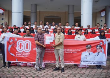 Acara penyerahan berlangsung di Halaman Kantor Bupati, Kompleks Perkantoran Suka Makmue pada Jumat (8/8/2025) yang dihadiri oleh Asisten Administrasi Umum, para camat, Calon Anggota Paskibraka, serta jajaran Badan Kesatuan Bangsa dan Politik Kabupaten Nagan Raya.