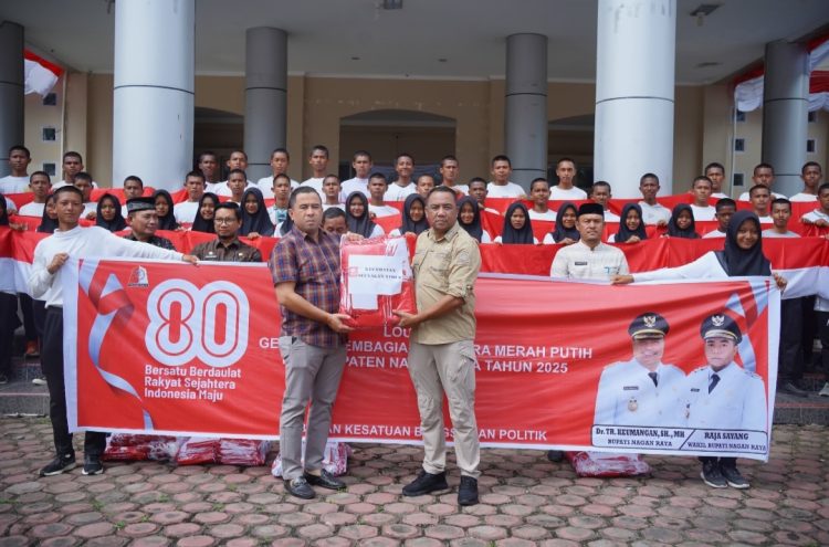 Acara penyerahan berlangsung di Halaman Kantor Bupati, Kompleks Perkantoran Suka Makmue pada Jumat (8/8/2025) yang dihadiri oleh Asisten Administrasi Umum, para camat, Calon Anggota Paskibraka, serta jajaran Badan Kesatuan Bangsa dan Politik Kabupaten Nagan Raya.