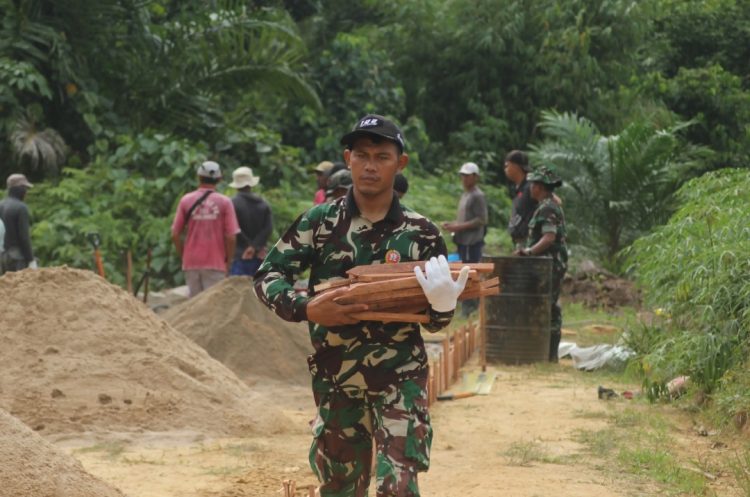 Kegiatan pembangunan di sasaran Fisik oleh satgas TNI Manunggal Membangun Desa (TMMD) Imbangan Ke -125 Kodim 1016/Palangka Raya di Desa Karya Bakti, Kecamatan Rungan, Kabupaten Gunung Mas terus dikerjakan bersama masyarakat seperti pembuatan Rabat Beton sepanjang 672 meter, sabtu (9/08/2025).