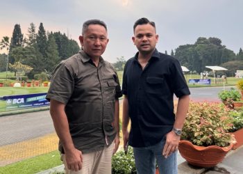 Ketua DPP Elang 3 Hambalang Riau bersama Adimakayasa Akmil 88 Kolonel Purn Iwan Barli (eks Kopasus). (Foto. Dok/Pebriyan Winaldi)