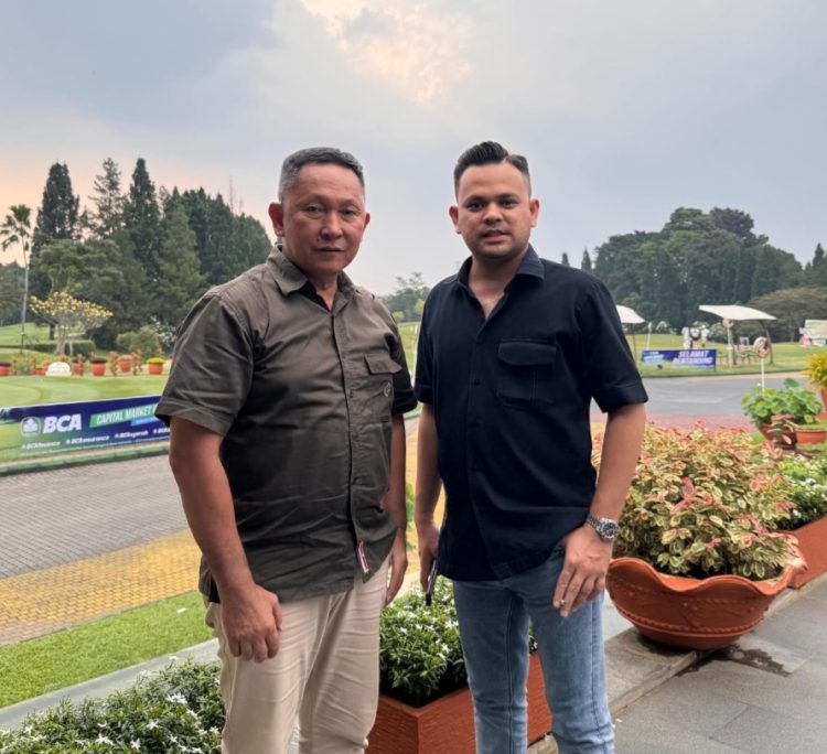 Ketua DPP Elang 3 Hambalang Riau bersama Adimakayasa Akmil 88 Kolonel Purn Iwan Barli (eks Kopasus). (Foto. Dok/Pebriyan Winaldi)
