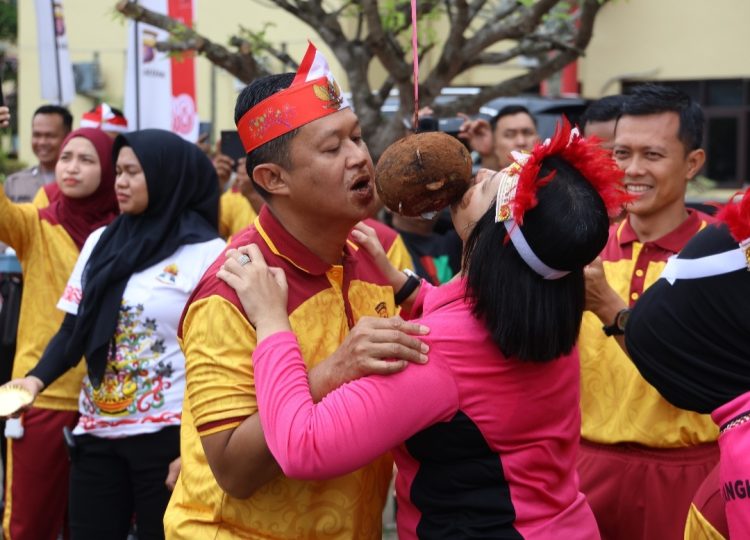 Kapolda Kalteng Irjen Pol Iwan Kurniawan bersama istri mengikuti lomba jepit balon, bersaing seru dengan pasangan suami istri pejabat utama Polda Kalteng.
