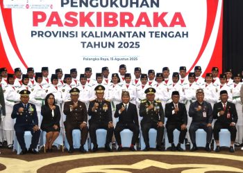 Kapolda Kalimantan Tengah (Kalteng) Irjen Pol Iwan Kurniawan, S.IK., M.Si. menghadiri secara langsung, pengukuhan Pasukan Pengibar Bendera Pusaka (Paskibraka) Provinsi Kalimantan Tengah (Kalteng) di Aula Jayang Tingang, Kantor Gubernur, Jumat (15/8/2025).