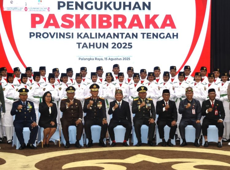 Kapolda Kalimantan Tengah (Kalteng) Irjen Pol Iwan Kurniawan, S.IK., M.Si. menghadiri secara langsung, pengukuhan Pasukan Pengibar Bendera Pusaka (Paskibraka) Provinsi Kalimantan Tengah (Kalteng) di Aula Jayang Tingang, Kantor Gubernur, Jumat (15/8/2025).
