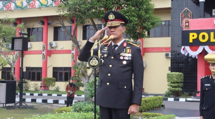 Wakapolda Kalteng Brigjen Pol Dr. Rakhmad Setyadi, S.IK., S.H., M.H. yang bertindak selaku Inspektur upacara (Irup) mewakili Kapolda Irjen Pol Iwan Kurniawan, S.IK., M.Si. serta turut dihadiri sejumlah pejabat utama dan personel Polda Kalteng.