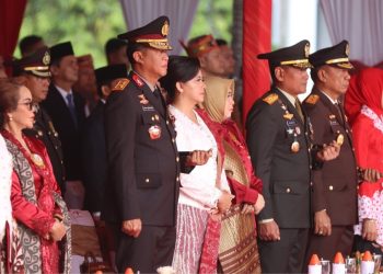 Kapolda Kalimantan Tengah (Kalteng) Irjen Pol Iwan Kurniawan, S.IK., M.Si. didampingi Ketua Bhayangkari Daerah Kalteng Ny. Maya Iwan Kurniawan, menghadiri upacara peringatan hari kemerdekaan Republik Indonesia (RI) ke-80 di Halaman Kantor Gubernur, Kota Palangka Raya, Minggu (17/08/2025) pagi.