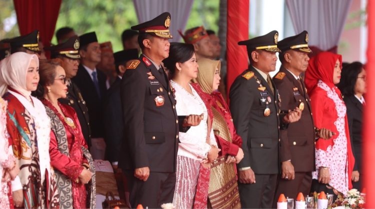 Kapolda Kalimantan Tengah (Kalteng) Irjen Pol Iwan Kurniawan, S.IK., M.Si. didampingi Ketua Bhayangkari Daerah Kalteng Ny. Maya Iwan Kurniawan, menghadiri upacara peringatan hari kemerdekaan Republik Indonesia (RI) ke-80 di Halaman Kantor Gubernur, Kota Palangka Raya, Minggu (17/08/2025) pagi.