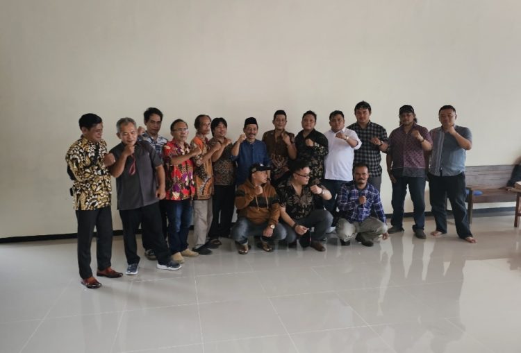 Tokoh masyarakat, politisi, Ketua LSM, dan pimpinan ormas se-Kabupaten Purbalingga berkumpul di Pendopo Sangga Langit, menyoroti kebijakan Pemerintah Kabupaten Purbalingga yang jelas-jelas tidak pro-rakyat.