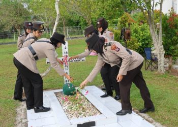 Personel Polwan Polda Kalimantan Tengah (Kalteng) turut serta mengikuti Upacara Ziarah yang diselenggarakan di Taman Makam Pahlawan Sanaman Lampang, Jalan Tjilik Riwut Km. 2,5, Kota Palangka Raya pada Kamis (28/8/2025).