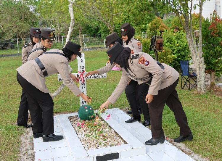 Personel Polwan Polda Kalimantan Tengah (Kalteng) turut serta mengikuti Upacara Ziarah yang diselenggarakan di Taman Makam Pahlawan Sanaman Lampang, Jalan Tjilik Riwut Km. 2,5, Kota Palangka Raya pada Kamis (28/8/2025).