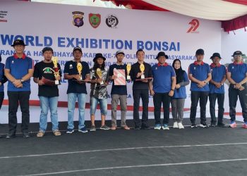 Kepala Kepolisian Daerah (Kapolda) Kalimantan Tengah (Kalteng) Irjen Pol Iwan Kurniawan, S.IK., M.Si. , membuka secara langsung kontes dan pameran tanaman bonsai dalam rangka memeriahkan HUT Kemerdekaan RI ke-80 dan Hari Bhayangkara ke-79, bertempat di Halaman Bundaran Besar, Kota Palangka Raya, Jumat (29/8/2025).
