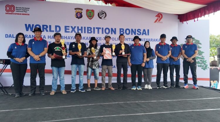 Kepala Kepolisian Daerah (Kapolda) Kalimantan Tengah (Kalteng) Irjen Pol Iwan Kurniawan, S.IK., M.Si. , membuka secara langsung kontes dan pameran tanaman bonsai dalam rangka memeriahkan HUT Kemerdekaan RI ke-80 dan Hari Bhayangkara ke-79, bertempat di Halaman Bundaran Besar, Kota Palangka Raya, Jumat (29/8/2025).