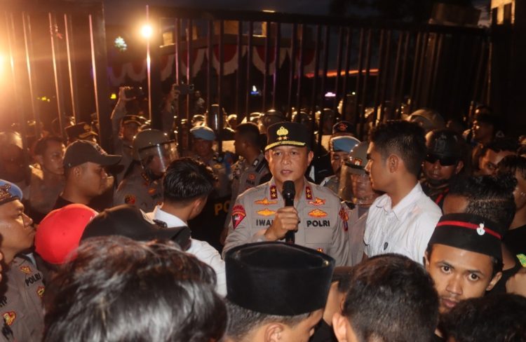 Kepolisian Daerah Kalimantan Tengah (Polda Kalteng) melakukan pengamanan aksi unjuk rasa dari berbagai elemen mahasiswa, masyarakat dan ojek online di Kota Palangka Raya, bertempat di depan Kantor Mapolda setempat, Jl. Tjilik Riwut Km.1, Kota Palangka Raya, Jumat (29/8/2025).